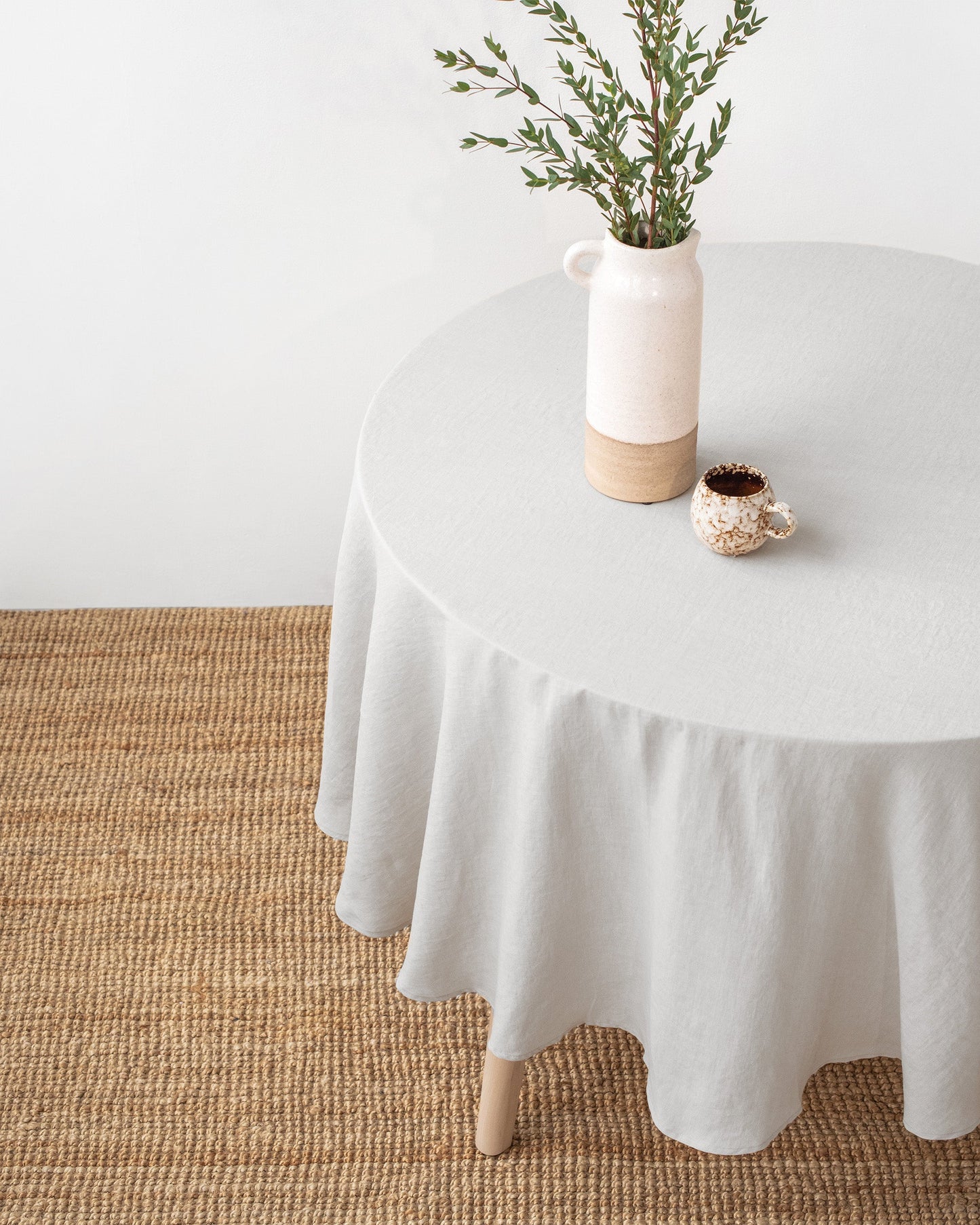 Round linen tablecloth in Light gray