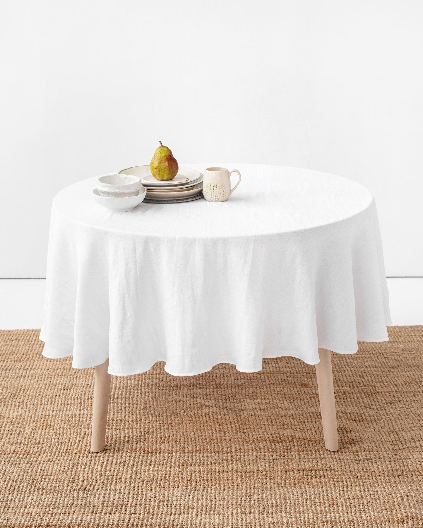 Round linen tablecloth in White