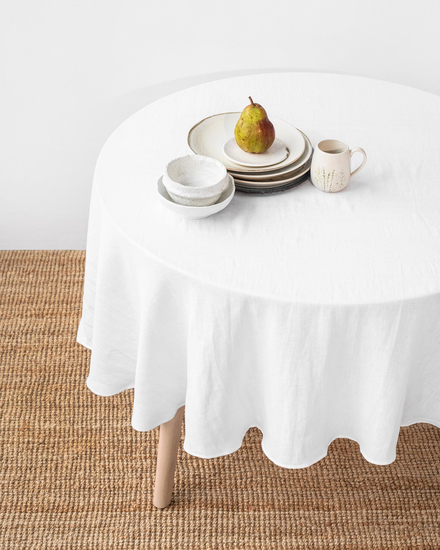 Round linen tablecloth in White